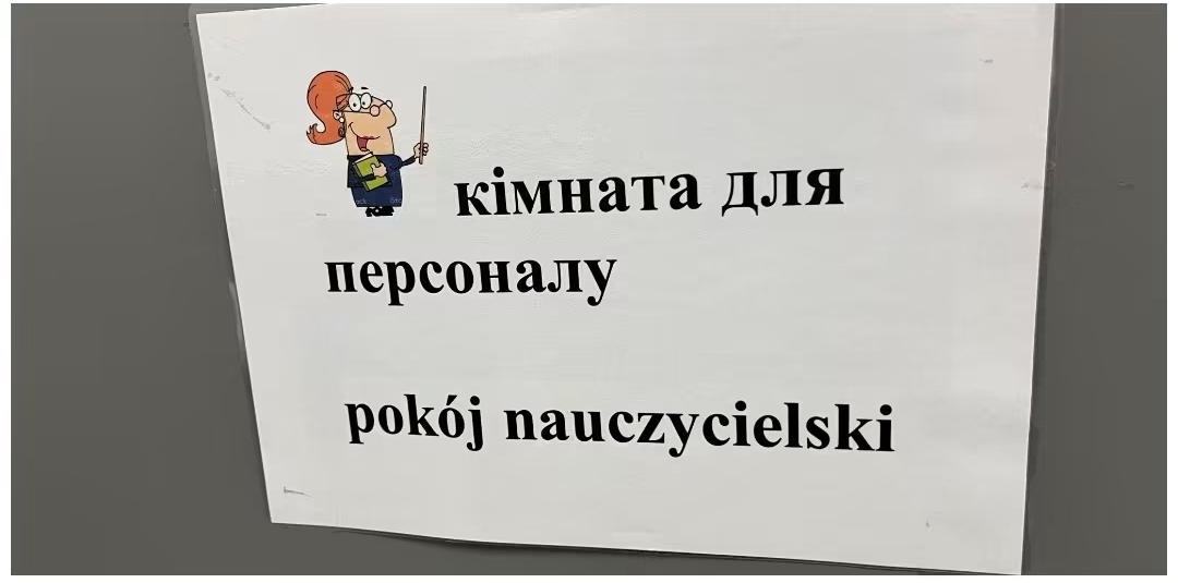 Zasłonięte godło Polski i obcy język w pierwszej kolejności