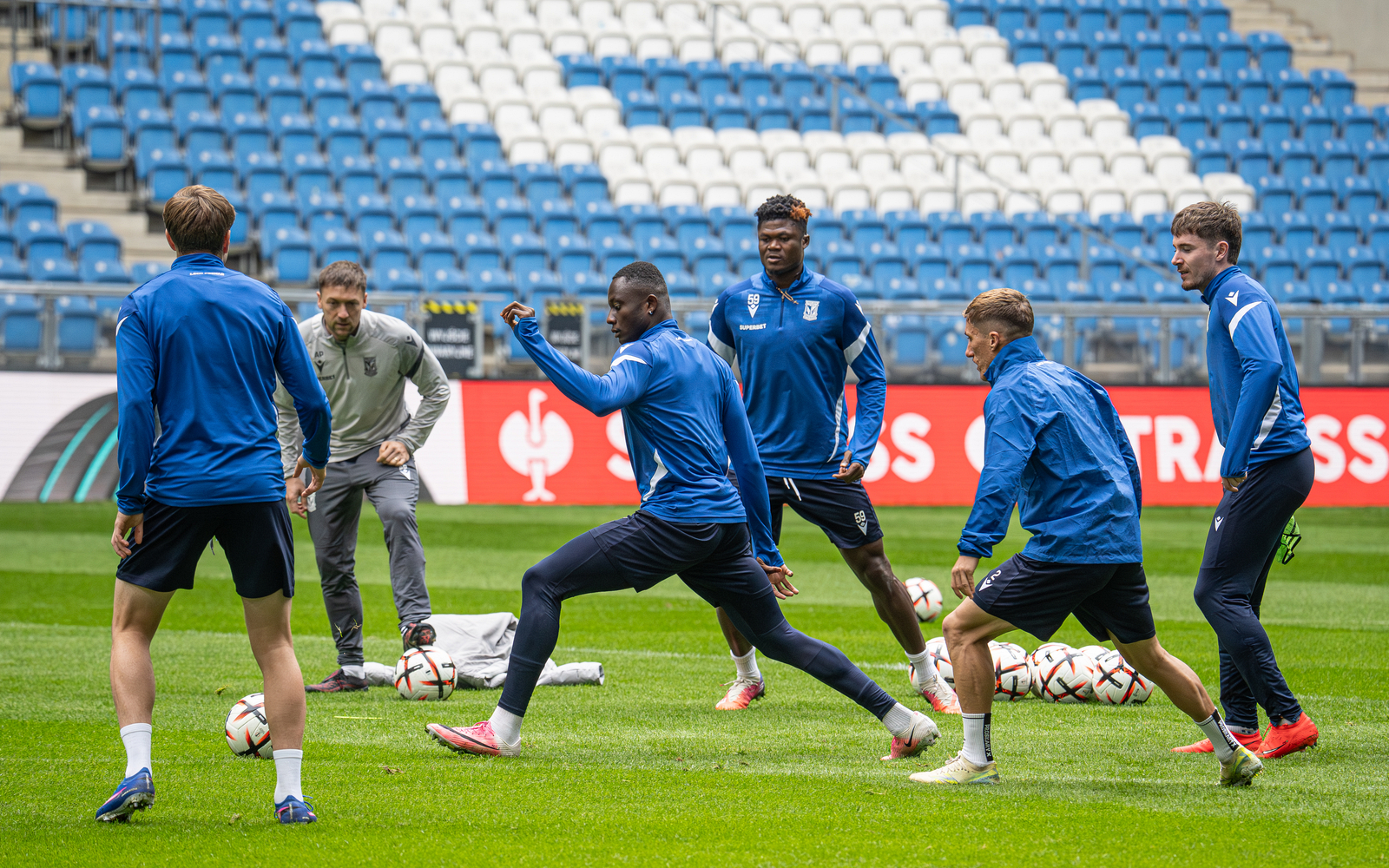 Trening Lecha Poznań przed jutrzejszym meczem Ligi Europy z Bayerem 04 Leverkusen